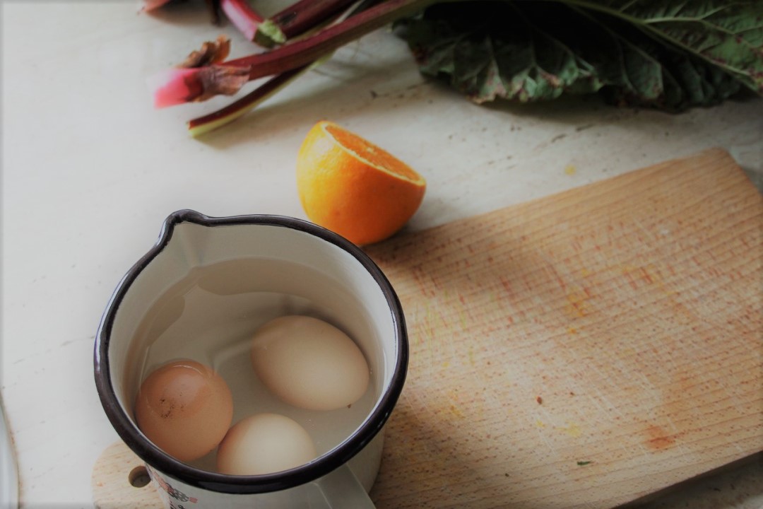 Jak długo gotować jajka? Jaja zanurzone w garnku z zimną wodą