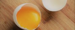 Czy kolor żółtka ma znaczenie? Pęknięte jajko z wylewającym się żółtkiem